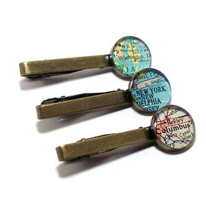 Een aangepaste vintage kaart dasspeld. Selecteer een willekeurige locatie wereldwijd. Gepersonaliseerde reiskaart dasspeld. Kerstcadeaus voor papa. Reiscadeaus heren.
