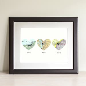 Stampa artistica con mappa a tre cuori. Solo stampa. Senza cornice. Seleziona località in tutto il mondo e testo personalizzato. Decorazione per la casa con mappa. Regali di inaugurazione della casa.