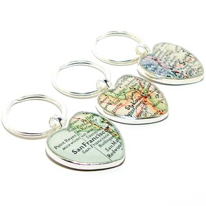 Gepersonaliseerde sleutelhanger met hartkaart. Jij kiest elke stad, staat of land wereldwijd. Eén sleutelhanger. Unieke valentijnscadeaus voor haar. Reiscadeau.