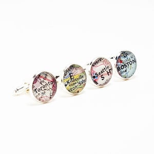 Manschettenknöpfe mit Karte. Sie wählen zwei Weltweite Orte aus. Ein Paar. Geschenke für Ihn. Geschenke für Männer. Landkarte Manschettenknöpfe. Personalisierte Geschenke.