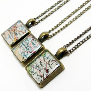 Collar con mapa cuadrado. Puedes elegir la ciudad, el estado o el país de cualquier parte del mundo. Un solo collar. Colgante con mapa. Joyas de viaje. Colgante con mapa cuadrado