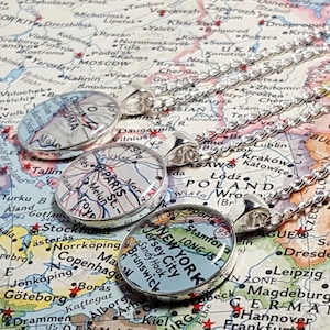 BENUTZERDEFINIERTE Vintage Landkarte Halskette. Sie wählen Ort. Überall auf der Welt. Eine Halskette. Landkarte Anhänger. Landkarte Schmuck. Personalisiert. Personalisiert.