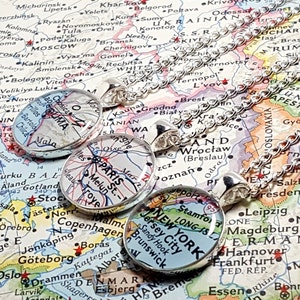 AANGEPASTE vintage kaartketting. Jij selecteert locatie wereldwijd. Eén ketting. Zilveren kaarthanger. Kaart sieraden. Reiscadeaus. Valentijnsdag