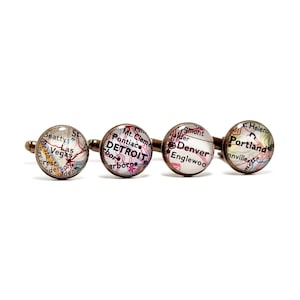 Manchetknopen met kaart. Eén paar. Je kiest steden waar ook ter wereld. Gemaakt van vintage kaarten. Gepersonaliseerde kaartmanchetknopen. Aangepaste cadeaus voor mannen.