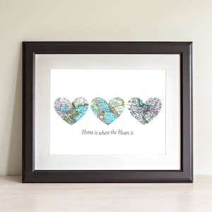 CUSTOM Drei-Herz Karte Kunstdruck Zuhause ist, wo das Herz ist. Druck nur ohne Rahmen. Wählen Sie Städte personalisierten Text. Reise-Familie-Wand-Dekor.