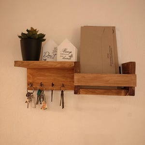 Llavero rústico de madera con ranura para correo, organizador de entrada de estilo rústico, hecho a mano en el Reino Unido.