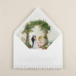 Puede incluir: Un sobre blanco con una ilustración en acuarela de una pareja bajo un arco verde, cerca de una fuente rosa. El texto "Lined Envelope PSD Mockup" se muestra. El fondo es de color beige claro.
