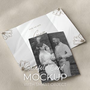Könnte beinhalten: Ein Gatefold-Karten-Mockup mit Hochzeitsfoto, mit dem Text "Save the Date" und dem Namen "Connor". Die Karte hat ein Blumendesign und die Worte "Gatefold Card Mockup with Smart Object".