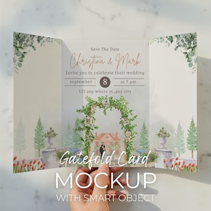 Può includere: Un mockup di biglietto pieghevole con un design ad acquerello. La carta presenta il testo "Save The Date" e i nomi "Christina & Mark". La carta è aperta, rivelando una scena di giardino con una casa e un arco. Il testo "Gatefold Card MOCKUP" è in basso.