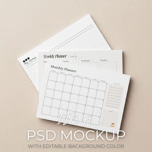 Puede incluir: Un conjunto de planificadores de papel blanco con texto negro. Incluyen calendarios semanales y mensuales, una lista de tareas y una sección de notas. El texto "My Notes" y "Weekly Planner" son visibles. La parte inferior de la imagen dice "PSD MOCKUP WITH EDITABLE BACKGROUND COLOR."