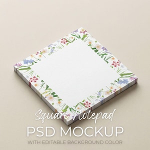 Könnte beinhalten: Quadratischer Notizblock mit floralem Rand mit rosa, lila und weißen Blumen und grünen Blättern. Der Notizblock hat eine weiße Mitte. Der Text "Square Notepad PSD Mockup" wird darunter angezeigt.