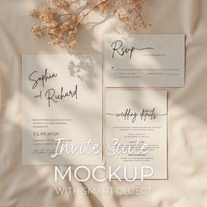 Puede incluir: Una maqueta de un conjunto de invitaciones de boda, con una invitación principal, una tarjeta de confirmación de asistencia y una tarjeta de detalles. Las invitaciones son de color beige claro con una elegante escritura negra. Flores secas en el fondo.