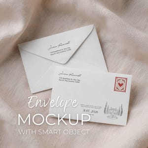 Peut inclure: Deux enveloppes blanches avec des adresses imprimées et un timbre décoratif. Une enveloppe est ouverte et l'autre est scellée. Le texte "Envelope MOCKUP WITH SMART OBJECT" est affiché.