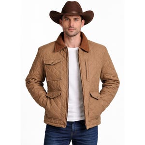Op de afbeelding: Een bruin gewatteerd jack met een corduroy kraag en vier voorzakken. De jas wordt gedragen met een bruine cowboyhoed. De jas heeft een ruitpatroon en een ritssluiting. Het model draagt een wit t-shirt en een blauwe jeans.