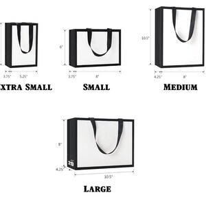 K&ouml;nnte beinhalten: Vier schwarze und wei&szlig;e Geschenkt&uuml;ten mit schwarzen Henkeln und Ma&szlig;en in Zoll. Die Taschen sind mit "Extra Small", "Small", "Medium" und "Large" beschriftet.