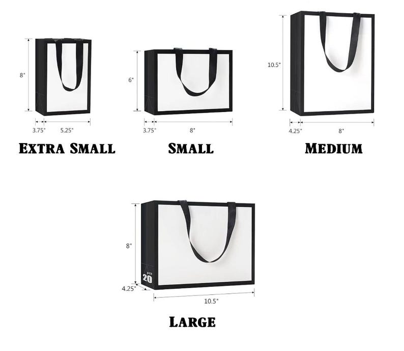 K&ouml;nnte beinhalten: Vier schwarze und wei&szlig;e Geschenkt&uuml;ten mit schwarzen Henkeln und Ma&szlig;en in Zoll. Die Taschen sind mit "Extra Small", "Small", "Medium" und "Large" beschriftet.
