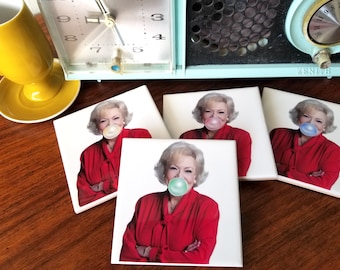 BETTY WHITE コースター、ローズ・ナイランド、ゴールデン・ガールズ、タイル コースター セット、バックスプラッシュ タイル、セラミック コースター セット、セレブ装飾、セラミック タイル トリベット