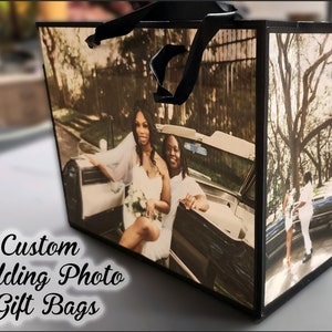 K&ouml;nnte beinhalten: Eine personalisierte Hochzeit Foto Geschenkt&uuml;te mit einem schwarzen Griff und einem Foto eines Paares in einem Auto. Der Text "Custom Wedding Photo Gift Bags" ist auf der Tasche gedruckt.