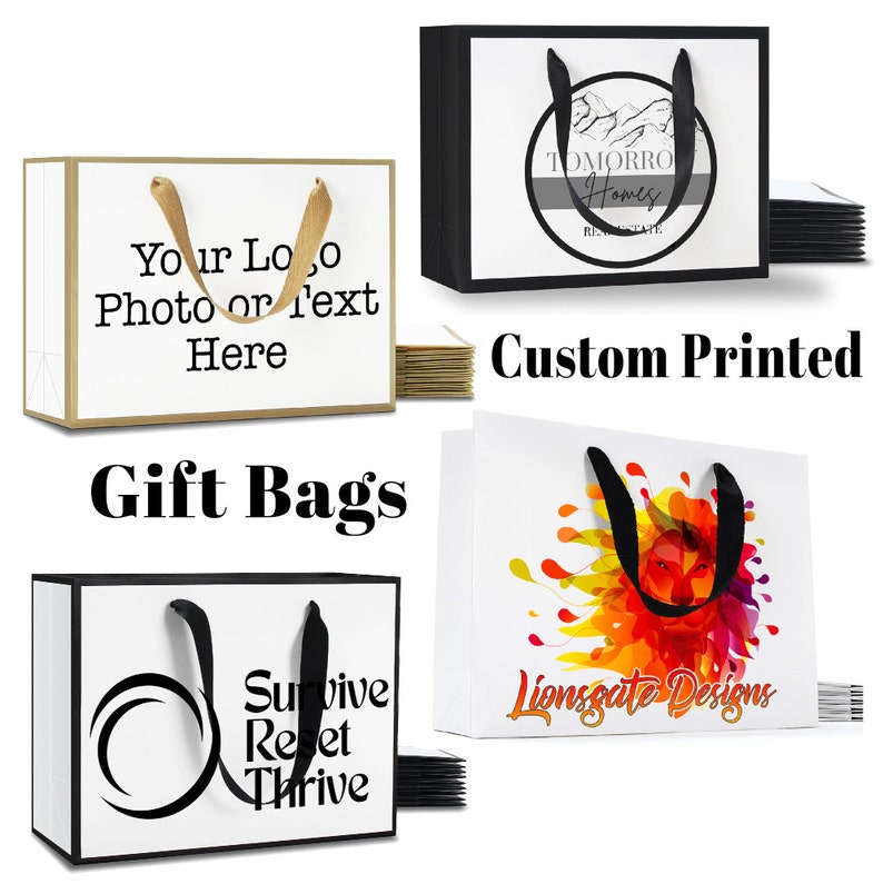 K&ouml;nnte beinhalten: Vier Geschenktaschen mit verschiedenen Designs. Die Taschen sind wei&szlig; mit schwarzem Besatz und schwarzen Griffen. Die Designs beinhalten ein Logo mit dem Text "Tomorrow Homes", ein Design mit bunten abstrakten Formen und dem Text "Lionsgate Designs", ein Design mit einer Welle und dem Text "Survive Reset Thrive" und ein Design mit dem Text "Your Logo Photo or Text Here".