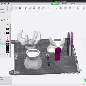 Peut inclure: Un écran d'ordinateur affiche un modèle 3D d'une main et d'autres composants, probablement pour l'impression 3D. Le modèle comprend une main, une base et d'autres pièces. L'interface du logiciel affiche les paramètres et options de l'imprimante.