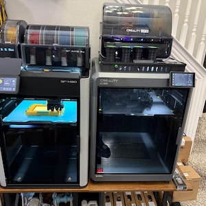 Puede incluir: Un letrero de madera hecho a mano con la palabra "Welcome" en una fuente juguetona. Presenta un fondo blanco desgastado y un borde marrón oscuro, ideal para una puerta principal o entrada.