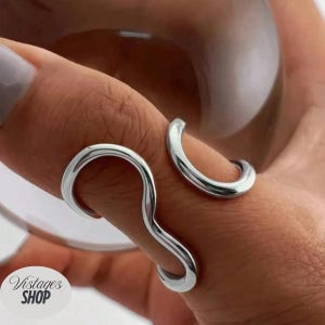 Silberner gewellter offener Ring aus Edelstahl mit verstellbarem Band
