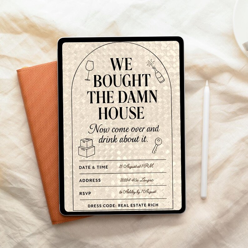 Może przedstawiać: Cyfrowe zaproszenie na tablecie z napisem "WE BOUGHT THE DAMN HOUSE". Zaproszenie zawiera grafikę kieliszka do wina, butelki szampana, pudełek i klucza. Zaproszenie jest na kremowym tle z napisem "Now come over and drink about it."