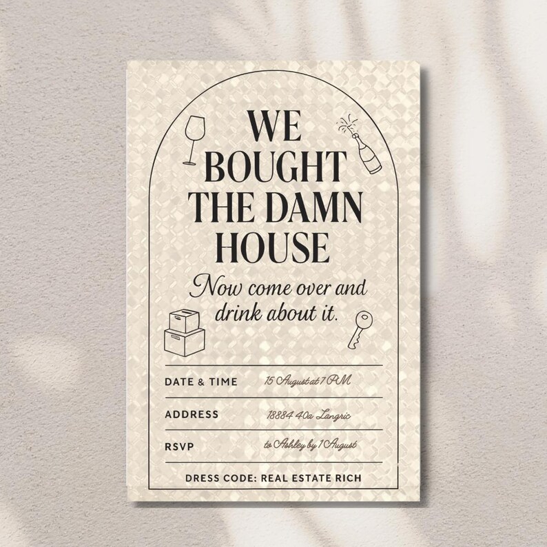 Może przedstawiać: Kremowa karta zaproszenia z napisem "WE BOUGHT THE DAMN HOUSE". Karta zawiera ilustracje kieliszka do wina, butelki szampana, pudełek do przeprowadzki i klucza. Zaproszenie zawiera datę, godzinę, adres, RSVP i kod ubioru.