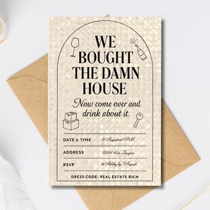 Może przedstawiać: Beżowa karta zaproszenia z tekstem "WE BOUGHT THE DAMN HOUSE" i szczeg&oacute;łami wydarzenia. Karta zawiera ilustracje kieliszka do wina, butelki szampana, pudełek do przeprowadzki i klucza. Kod ubioru to "REAL ESTATE RICH".