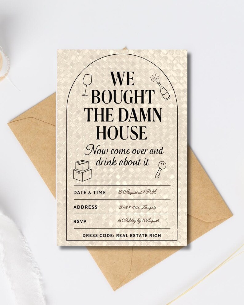 Może przedstawiać: Beżowa karta zaproszenia z tekstem "WE BOUGHT THE DAMN HOUSE" i szczeg&oacute;łami wydarzenia. Karta zawiera ilustracje kieliszka do wina, butelki szampana, pudełek do przeprowadzki i klucza. Kod ubioru to "REAL ESTATE RICH".