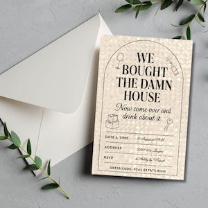 Może przedstawiać: Karta zaproszenia na parapet&oacute;wkę z napisem "WE BOUGHT THE DAMN HOUSE". Karta zawiera szczeg&oacute;ły imprezy: datę, godzinę, adres, RSVP i dress code. Widoczna jest biała koperta.