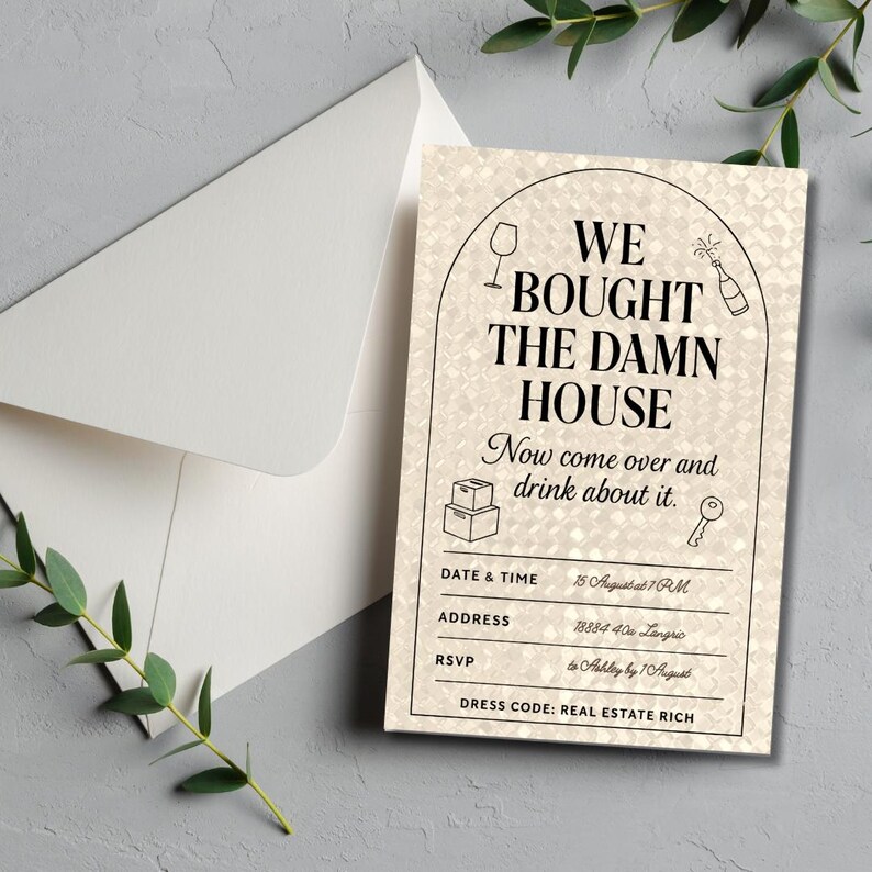 Może przedstawiać: Karta zaproszenia na parapet&oacute;wkę z napisem "WE BOUGHT THE DAMN HOUSE". Karta zawiera szczeg&oacute;ły imprezy: datę, godzinę, adres, RSVP i dress code. Widoczna jest biała koperta.