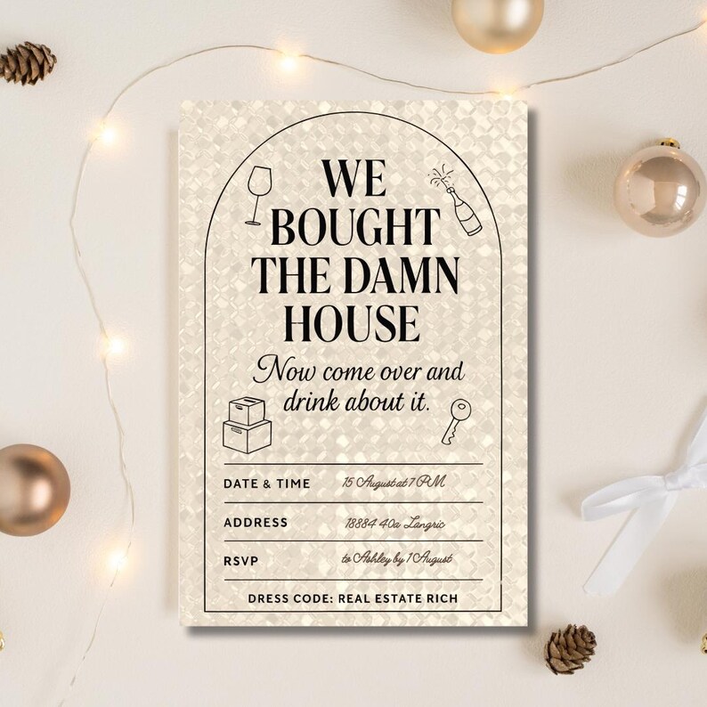 Może przedstawiać: Prostokątna karta zaproszenia z napisem "WE BOUGHT THE DAMN HOUSE". Karta zawiera szczeg&oacute;ły wydarzenia: datę, godzinę, adres, RSVP i kod ubioru. Tło ma wzorzystą fakturę. Karta jest otoczona elementami dekoracyjnymi.