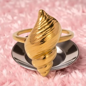 Gold-Plated Sea Snail Ring: Ocean-Inspired Beach Jewelry (17.4 mm Inner Diameter