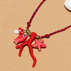 Collar de cuentas oceánicas hecho a mano: estrellas de mar, conchas, corales y peces de dibujos animados. Preciosa joya playera de verano. Collar con encanto oceánico.