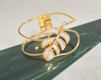 Colorful Leaf Shell Bracelet – Gold Plated Locking Bangle, Nature-Inspired Jewelry, Boho Statement Bracelet, Gift for Her