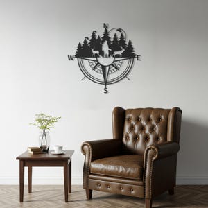 Decorazione murale in metallo con bussola forestale personalizzata, cervi e alberi, decorazione rustica personalizzata per baita, regalo per amanti della natura, cartello per avventure all'aria aperta