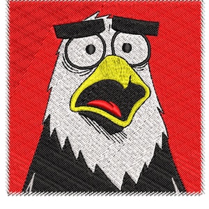 Könnte beinhalten: Gestickter Aufnäher mit einem Cartoon-Adler mit überraschtem Gesichtsausdruck. Der Adler hat weiße Federn, einen gelben Schnabel und schwarze Akzente. Der Hintergrund ist rot, und der Aufnäher hat einen gestickten Rand.
