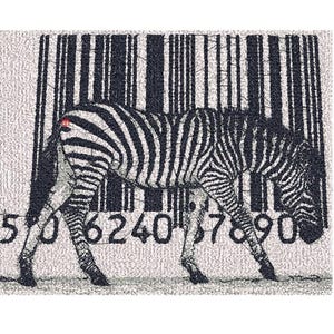 Puede incluir: Un diseño de cebra en blanco y negro sobre un fondo texturizado, con un patrón de código de barras detrás. La cebra está colocada delante del código de barras, y los números 5062407890 están impresos debajo.