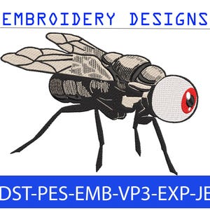 Peut inclure: Motif de broderie d'une mouche stylisée avec un grand œil rond. La mouche est représentée en nuances de gris et de noir, avec des ailes beiges. Le texte "EMBROIDERY DESIGNS" est en haut et "DST-PES-EMB-VP3-EXP-JEF" en bas.