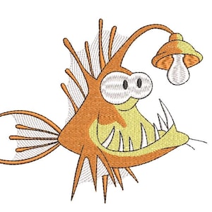 Peut inclure: Motif brodé d'une baudroie dessinée en orange, jaune et blanc. Le poisson a de grands yeux, des dents pointues et une lanterne lumineuse. Le motif est sur fond blanc.