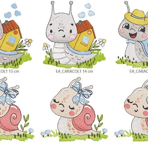 Peut inclure: Broderies de motifs d'escargots. Certains escargots ont des maisons sur le dos, d'autres portent des chapeaux ou des nœuds. Les motifs sont sur un fond d'herbe verte avec des fleurs. Le texte "EA_CARACOL1 13 cm", "EA_CARACOL1 14 cm", et "EA_CARACOL2 11 cm" est visible.