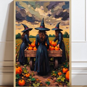 Op de afbeelding: Een ingelijst schilderij toont drie heksen in zwarte jurken en hoeden die pompoenen oogsten in een veld. Het kunstwerk heeft een getextureerde, impressionistische stijl met een palet van oranje, groen en blauw, wat een Halloween-thema oproept.