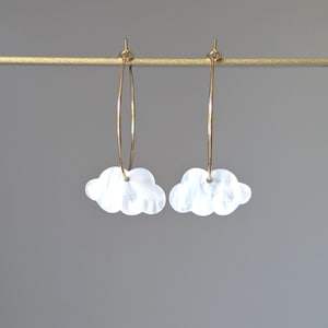 Gold Wolke Hoop Ohrringe - Irisierende weiße Harz Wolke Charms, niedliche, wunderliche Ohrringe, wetterästhetischer Schmuck, verträumtes Geschenk für Sie