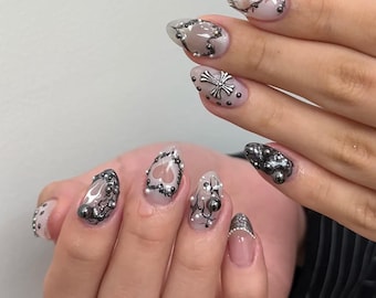 神秘的なホワイトのプレスオンネイル | 謎めいたブラック