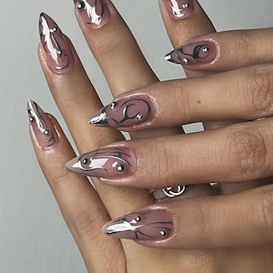 Trendige Chrom Presse auf Nägel, Silber rätselhaftes Muster, metallische Nagelkunst, Gothic inspirierte Nagelkunst, Y2k Nägel, kurze Mandelnägel, kühle Nägel