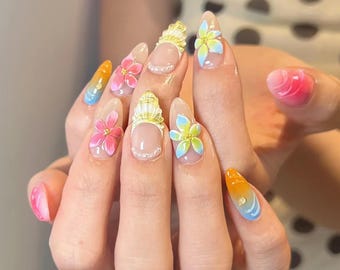 Uñas postizas con aires tropicales de verano, uñas postizas de inspiración isleña, uñas rosas ombré, uñas rosas con flores 3D, uñas postizas playeras hechas a mano