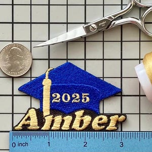 Gepersonaliseerde naampatch afstudeerhoed: op maat gemaakte geborduurde opstrijkappliqué