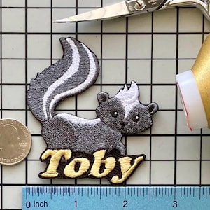 Personalisierte Stinktier Name Patch: Individuell gestickte Applikation zum Aufbügeln