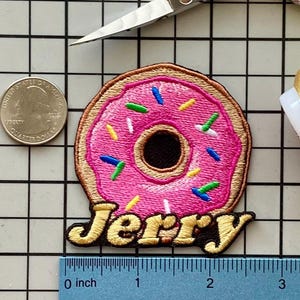 Spersonalizowana naszywka z imieniem w kształcie pączka: niestandardowa haftowana aplikacja do prasowania